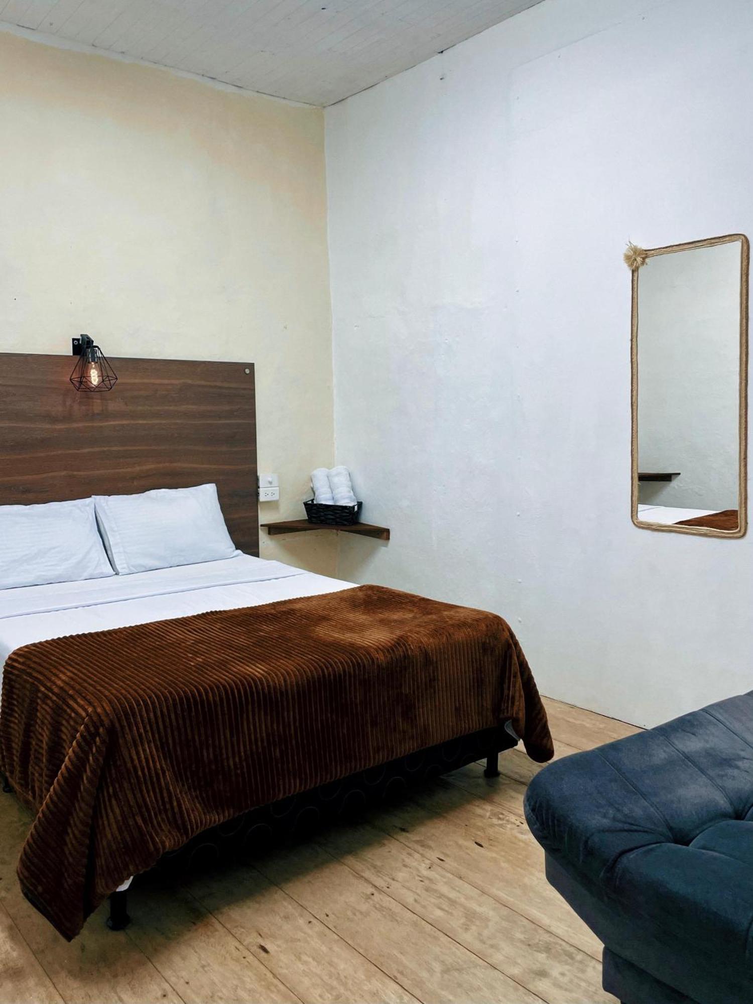 Origen Hostel Jardin Bagian luar foto